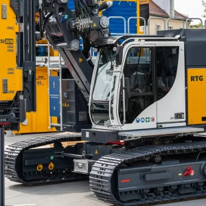 Pile driving equipment & piling leaders